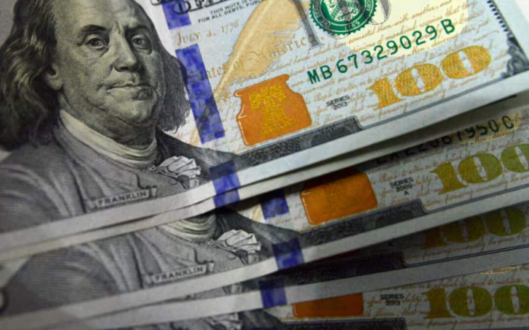 El dólar profundizó su baja y cayó por debajo de los 1.400 pesos