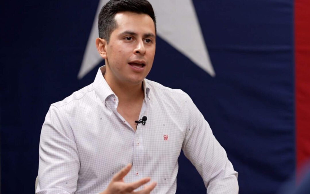 Acceso político por dinero y amnistía migratoria: las graves denuncias que amenazan la candidatura de Abraham Enriquez