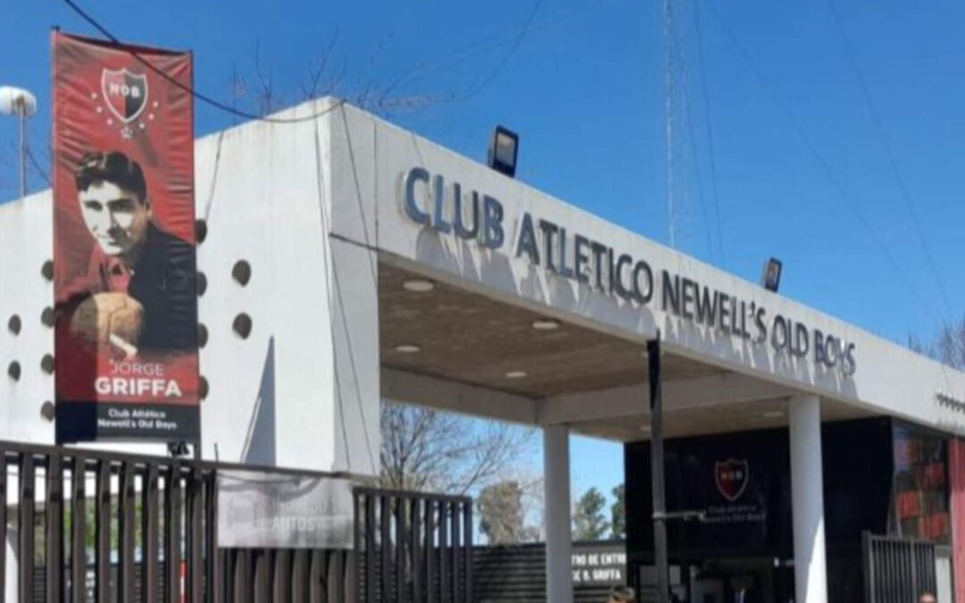 Tensión en Newell’s: un barra lanzó una molotov contra el auto de un jugador y dejaron amenazas contra el plantel