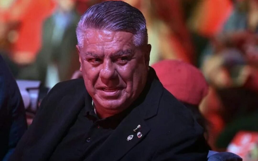Pese a la causa por presunta evasión de 19 mil millones, el Chiqui Tapia fue autorizado por la Justicia para salir del país