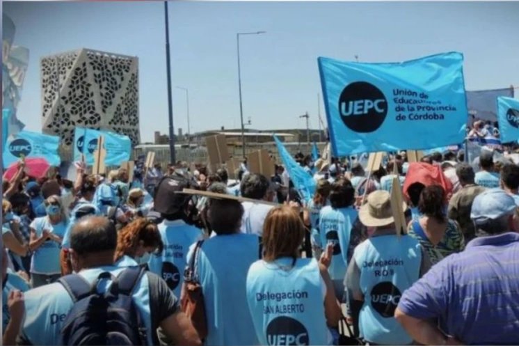 caos-en-cordoba:-el-paro-docente-paraliza-las-aulas-y-asfixia-el-transito-capitalino