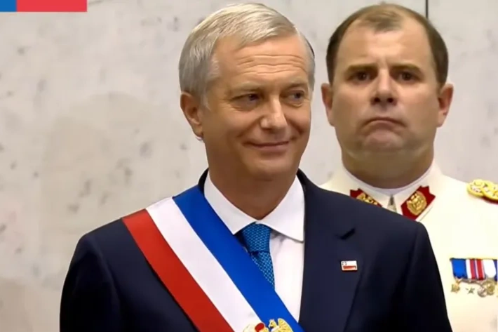 El derechista José Antonio Kast asumió la presidencia de Chile con una agenda inspirada en Milei