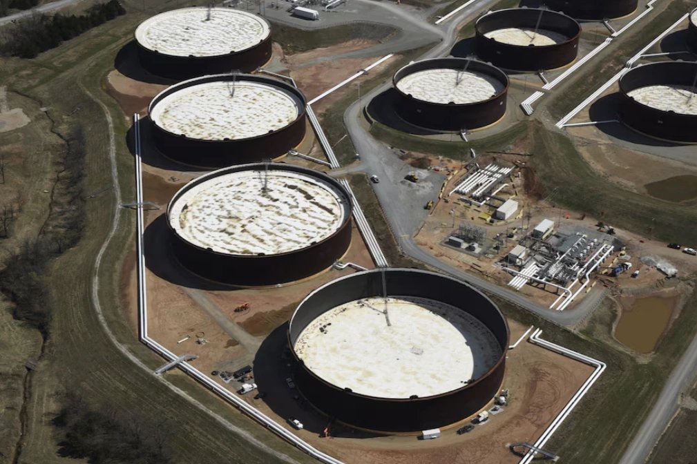 La Agencia Internacional de la Energía analiza liberar 400 millones de barriles para estabilizar el precio del petróleo