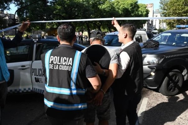 Arrestaron a siete bolivianos por tener 15 kilos de cocaína ocultos en alimentos en Once