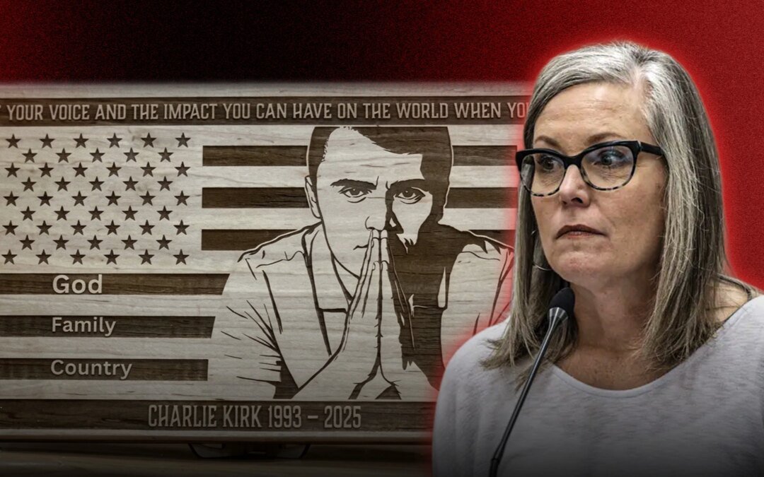 La gobernadora demócrata de Arizona vetó una placa conmemorativa para homenajear a Charlie Kirk