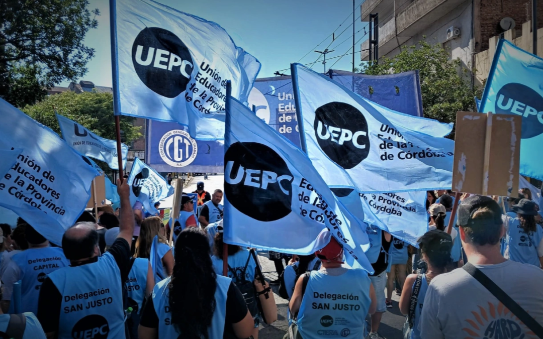 Docentes de Córdoba suspenden el paro tras recibir una propuesta salarial superadora