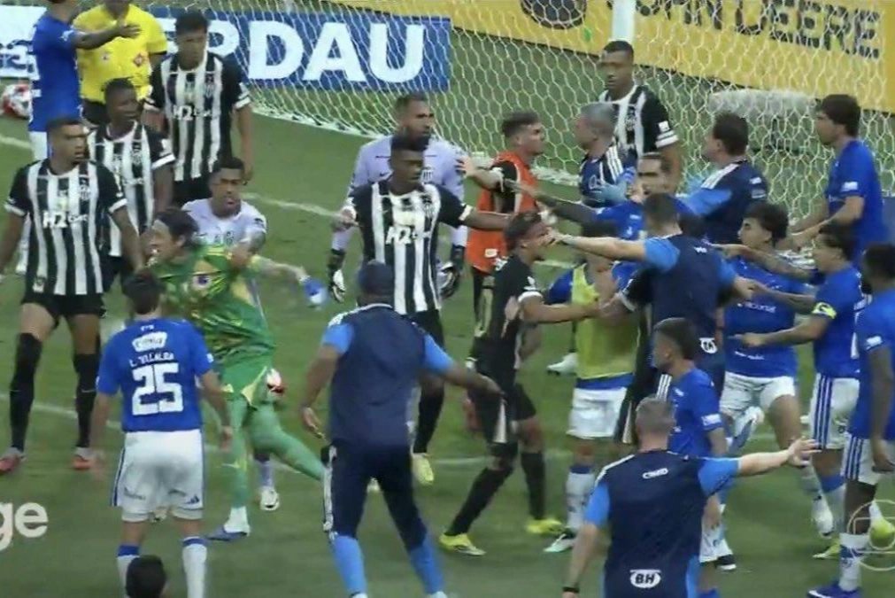 Caos en Brasil: 23 expulsados tras una batalla campal en el clásico entre Cruzeiro y Atlético Mineiro