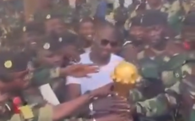 Insólito: el DT de Senegal se atrincheró con el trofeo de la Copa Africana de Naciones en una base militar