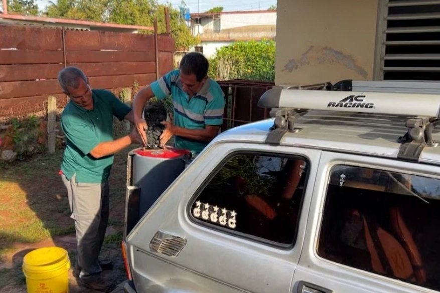 un-mecanico-cubano-utiliza-carbon-como-combustible-por-la-crisis-energetica-de-la-isla