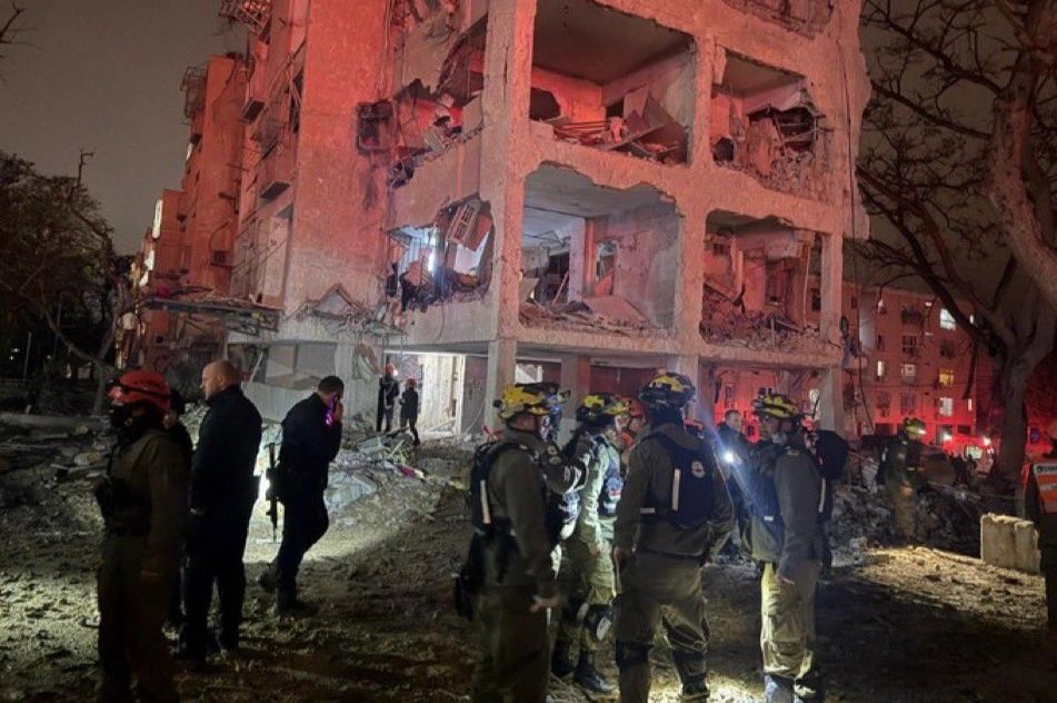 Misiles iraníes penetraron las defensas y golpearon zonas urbanas en Israel: hay más de 100 heridos