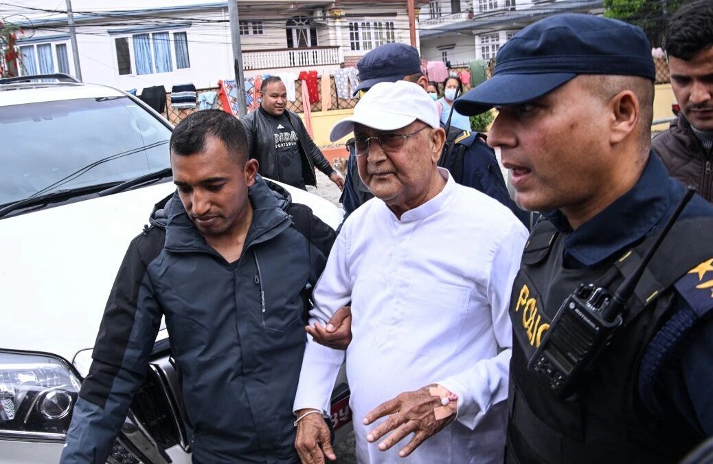Nepal arrestó a su ex primer ministro comunista por ordenar represiones y asesinatos contra manifestantes