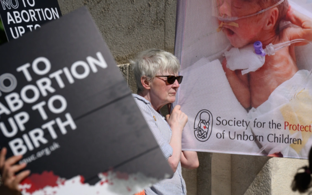 Gran Bretaña despenaliza el aborto y profundiza su giro progresista contra la vida