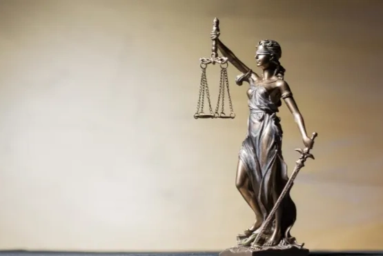 Un estudio científico reveló las diferencias entre los hombres y mujeres frente a quienes rompen las reglas