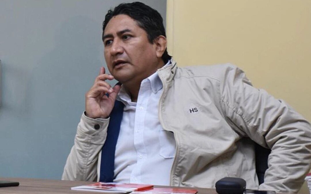 La Justicia peruana reactivó la orden de captura del comunista Vladimir Cerrón en plena carrera electoral