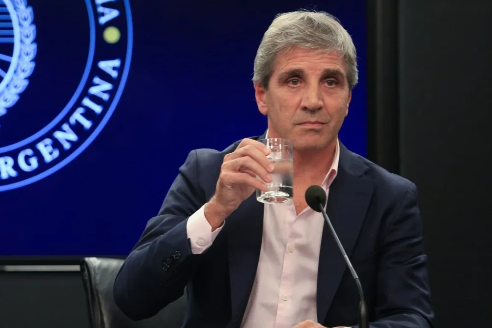 luis-caputo-destruyo-a-los-que-piden-devaluar-para-ser-competitivos:-“me-dan-ganas-de-cagarlos-a-patadas-en-el-culo”