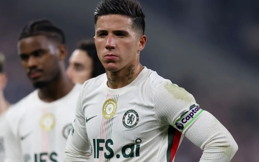 enzo-fernandez-fue-sancionado-por-el-chelsea-por-hablar-sobre-su-futuro:-‘ha-cruzado-una-linea’