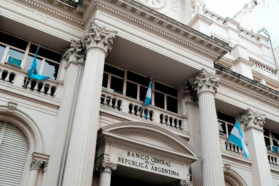 el-bcra-aprovecho-la-baja-del-dolar-y-sumo-mas-de-usd-100-millones-en-un-dia