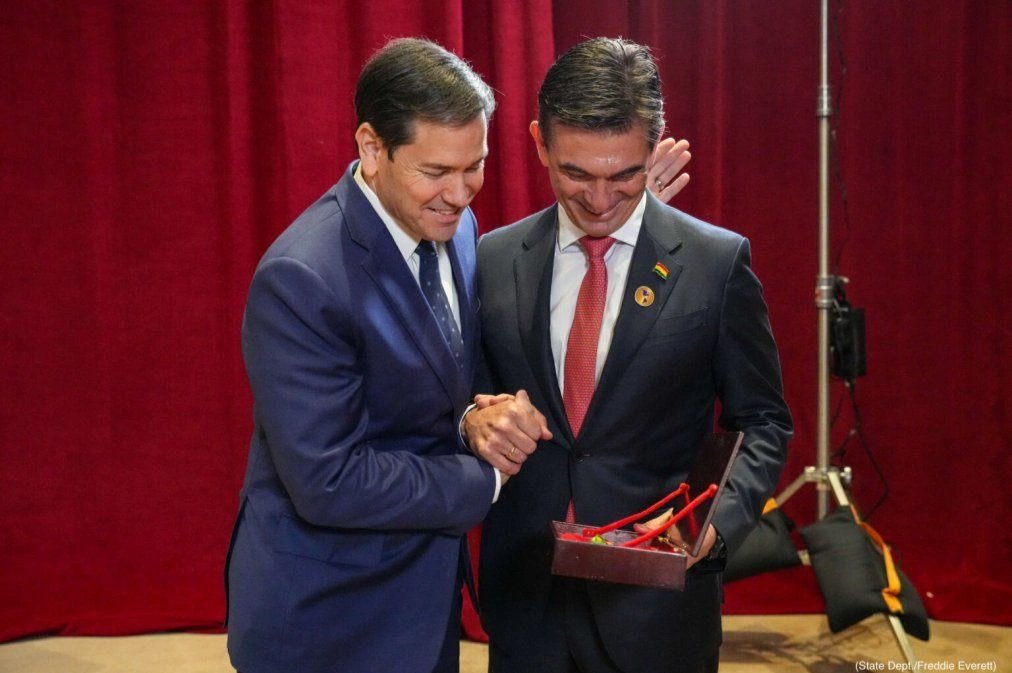 Estados Unidos le devolvió un crucifijo familiar a Rodrigo Paz en un simbólico gesto diplomático