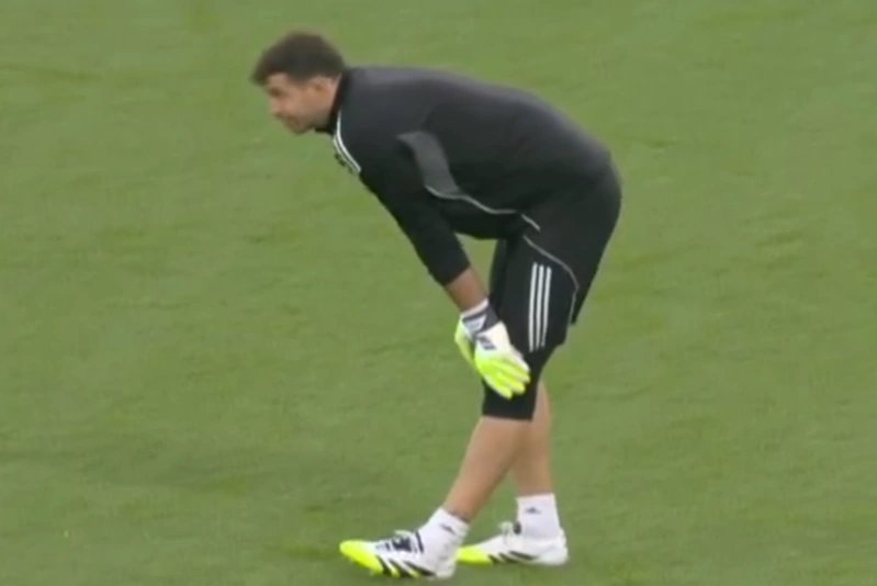 atento-scaloni:-el-dibu-martinez-se-lesiono-en-el-calentamiento-y-se-perdio-el-partido-ante-el-nottingham-forest