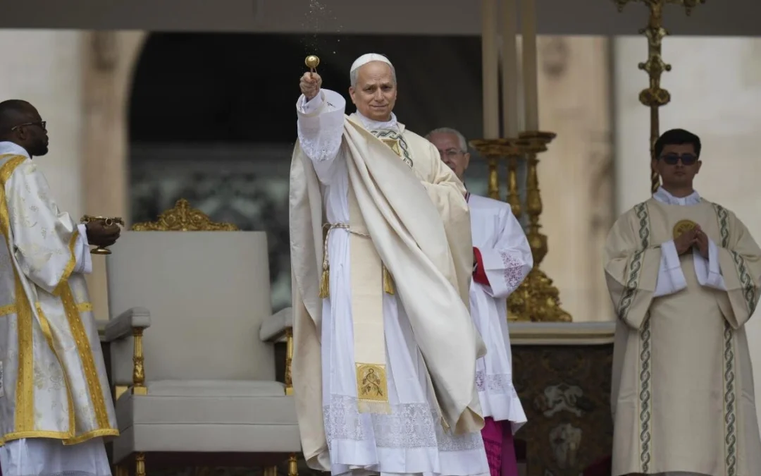 El Papa León XIV firmó un libro en una mezquita de Argelia y genera críticas por la situación del cristianismo en África