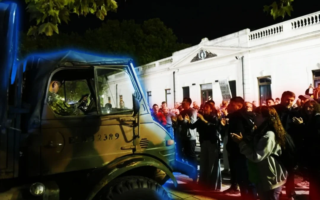 la-plata:-manifestantes-kirchneristas-atacaron-a-soldados-del-ejercito-argentino