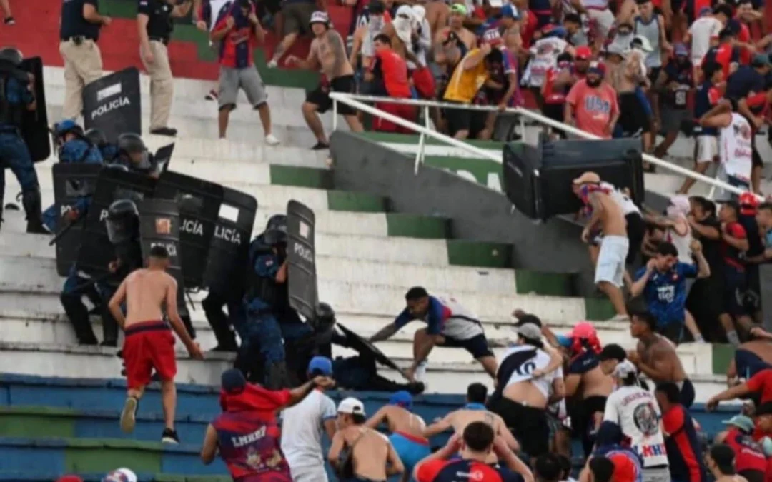 caos-en-paraguay:-suspendieron-el-clasico-entre-olimpia-y-cerro-porteno-por-violentos-incidentes-en-las-tribunas
