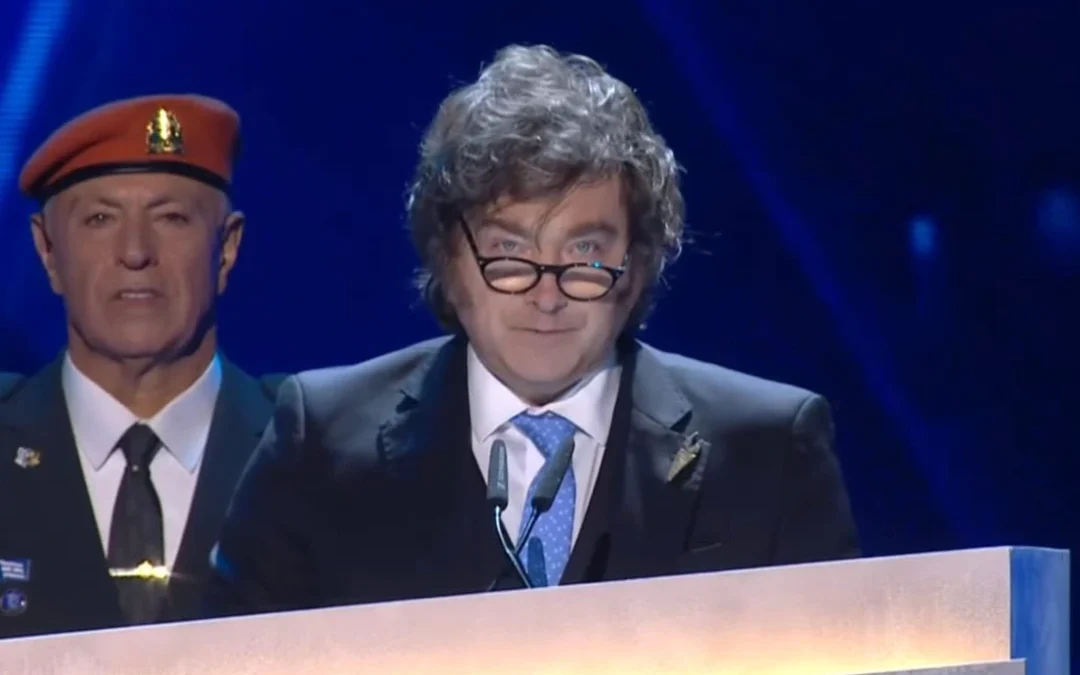 milei-participo-del-aniversario-de-la-independencia-de-israel,-canto-“libre”-y-encendio-una-de-las-antorchas