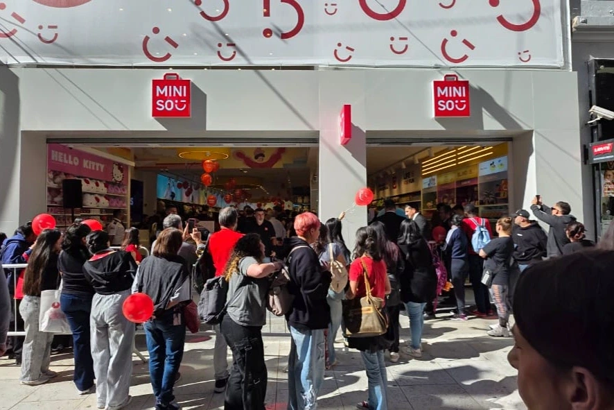 multitud-y-acampe-por-miniso:-cinco-cuadras-de-fila-para-comprar-en-su-debut-en-argentina