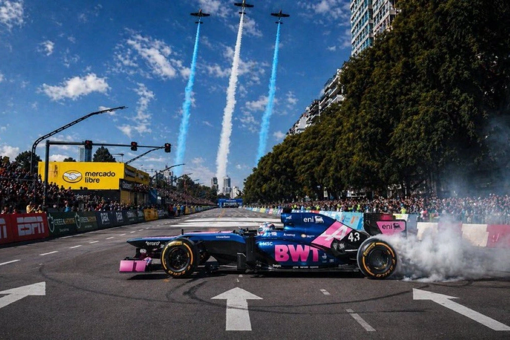 colapinto-protagonizo-el-regreso-de-la-formula-1-a-la-argentina-junto-a-una-multitud-de-mas-de-500-mil-personas