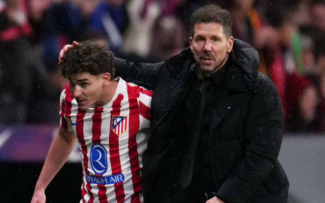 el-cholo-simeone-hablo-sobre-el-interes-de-los-gigantes-europeos-por-julian-alvarez:-‘es-normal’