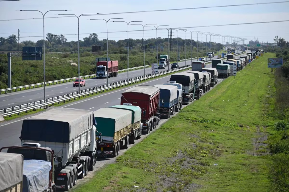 cosecha-record:-mas-de-6000-camiones-colapsan-los-puertos-del-gran-rosario