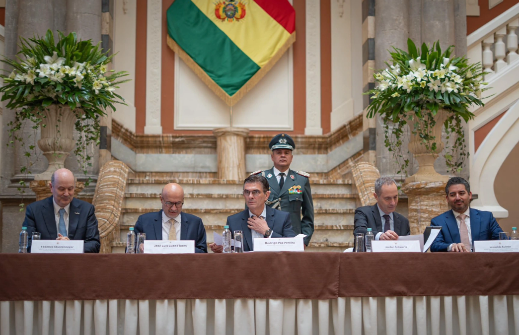 Sturzenegger llevó a Bolivia el modelo argentino contra la burocracia con “Reporta tu Tranca”