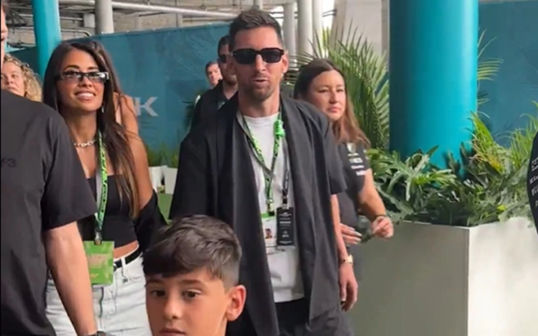 Lionel Messi, presente en el Gran Premio de Miami: se subió al monoplaza de Antonelli y visitó a Colapinto