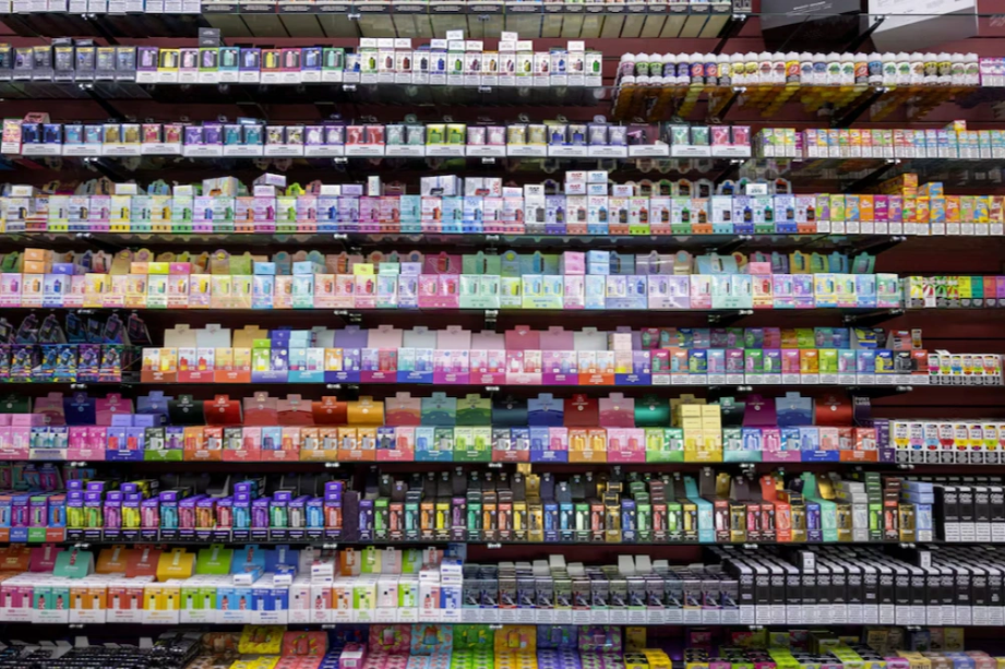 El Gobierno termina con la prohibición y regula vapeadores y productos de nicotina
