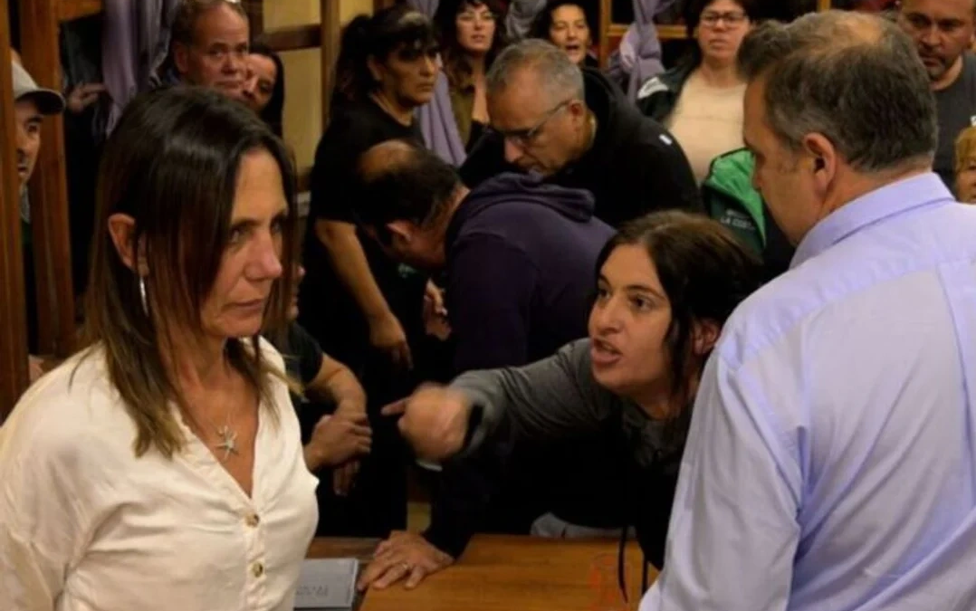 Militantes kirchneristas atacaron a concejales opositores tras rechazar un presupuesto en Villa Gesell