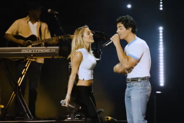 tini-stoessel-cumplio-su-sueno-y-toco-junto-a-los-jonas-brothers:-el-video