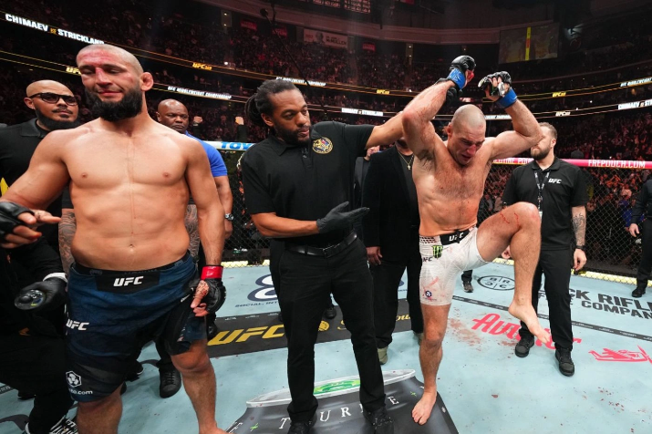 “gano-occidente”:-el-catolico-strickland-derroto-al-musulman-chimaev-y-se-corono-campeon-mundial-de-ufc