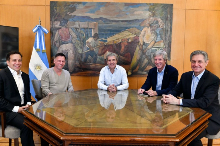 el-equipo-economico-de-milei-se-reunio-con-peter-thiel-tras-su-decision-de-invertir-y-radicarse-en-argentina