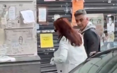 Cristina Kirchner fue grabada caminando por Constitución libremente durante su prisión domiciliaria
