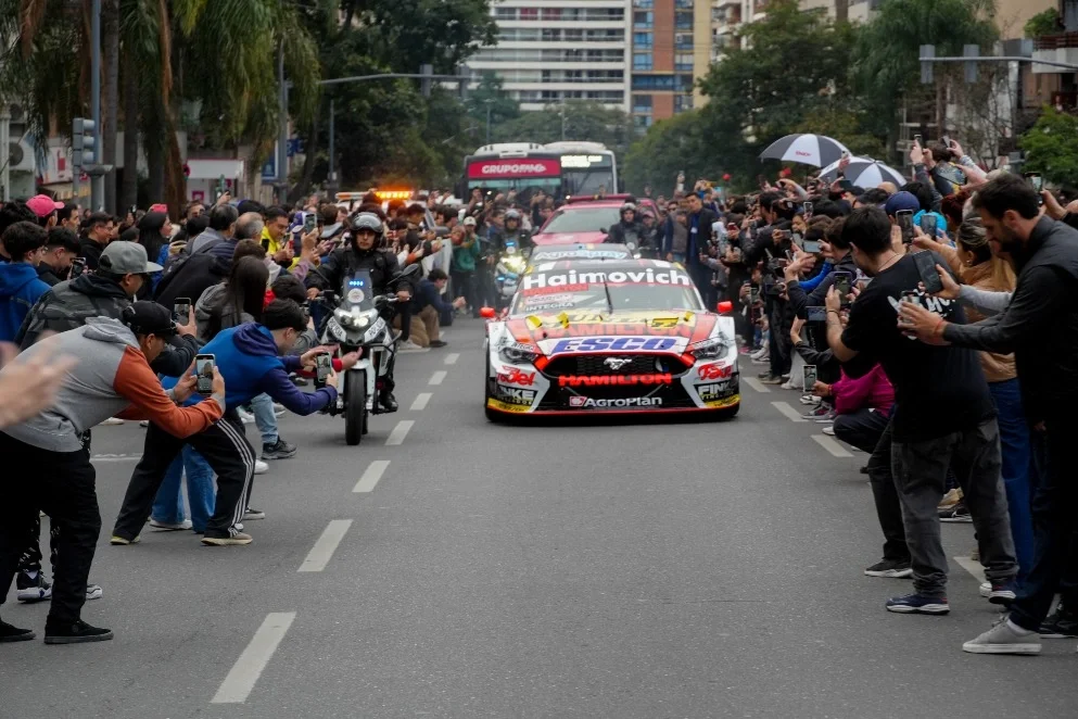 lanzamiento:-los-autos-del-tc-rugen-en-el-centro-de-cordoba