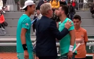 Tensión en Roland Garros: dos tenistas casi se van a las piñas y el árbitro tuvo que separarlos