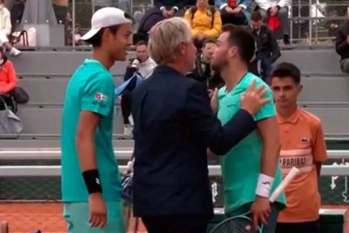tension-en-roland-garros:-dos-tenistas-casi-se-van-a-las-pinas-y-el-arbitro-tuvo-que-separarlos