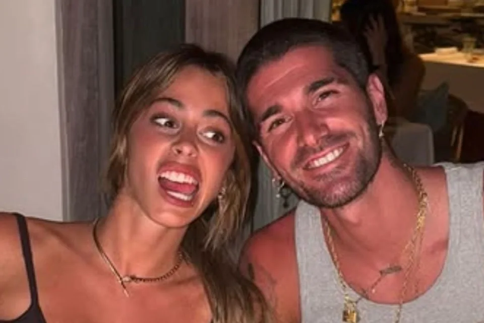 rodrigo-de-paul-festejo-sus-32-anos-en-miami-junto-a-tini-stoessel-y-amigas-en-un-yate-privado