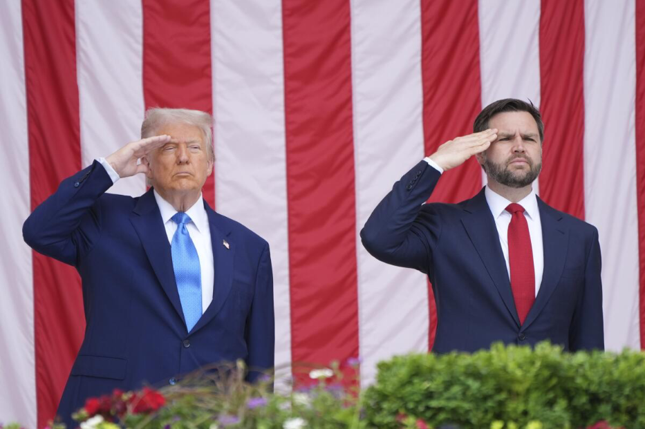 trump-encabezo-la-ceremonia-del-dia-de-los-caidos-en-arlington-y-rindio-homenaje-a-los-heroes-de-la-guerra-contra-iran