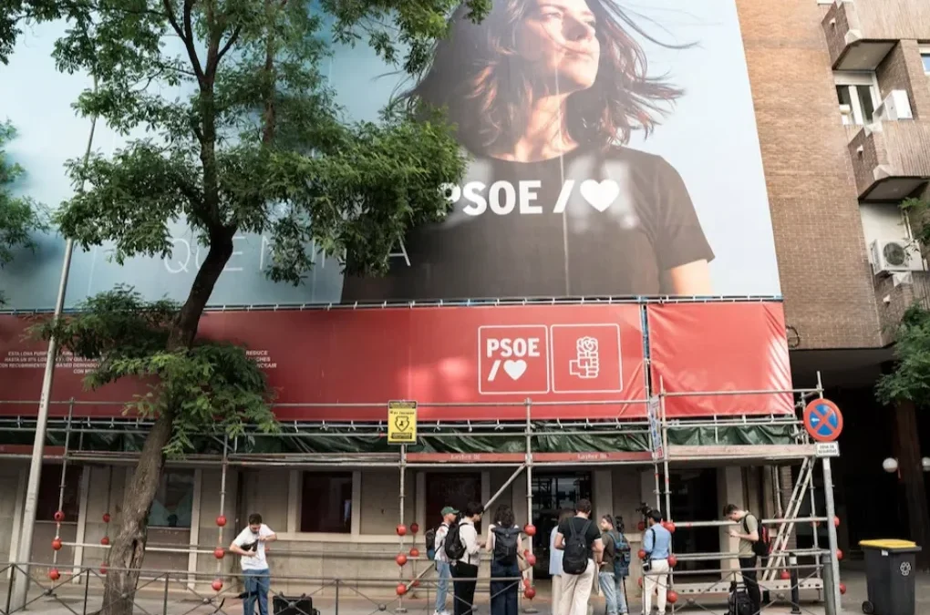 La Guardia Civil allanó la sede del PSOE en medio de un nuevo escándalo de corrupción del partido socialista